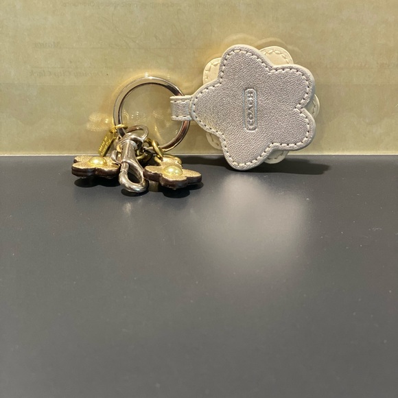 Leather coach flower fob - Picture 2 of 2